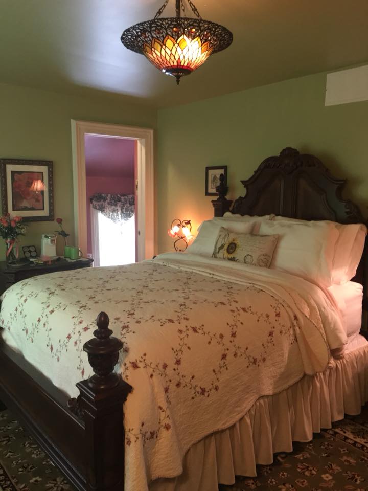 The Green Room Suite - The Greenleaf Mansion Bed and Breakfast